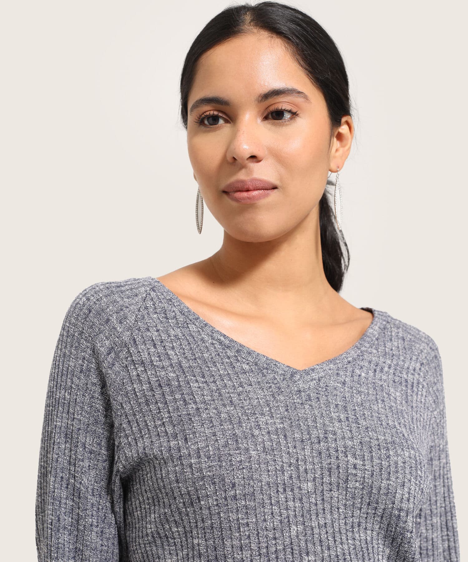 Buzo Calima Esencial gris humo para mujer, vista 2