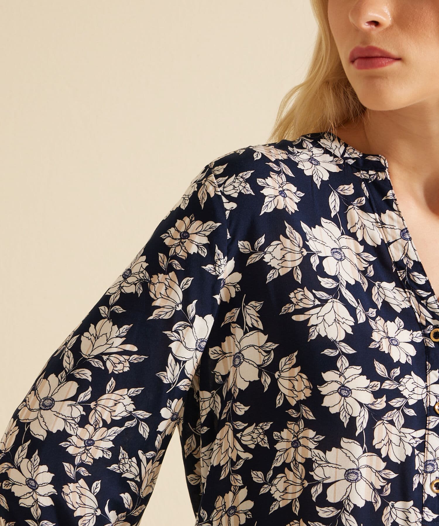 Blusa Emilia Suave arena para mujer, vista 3