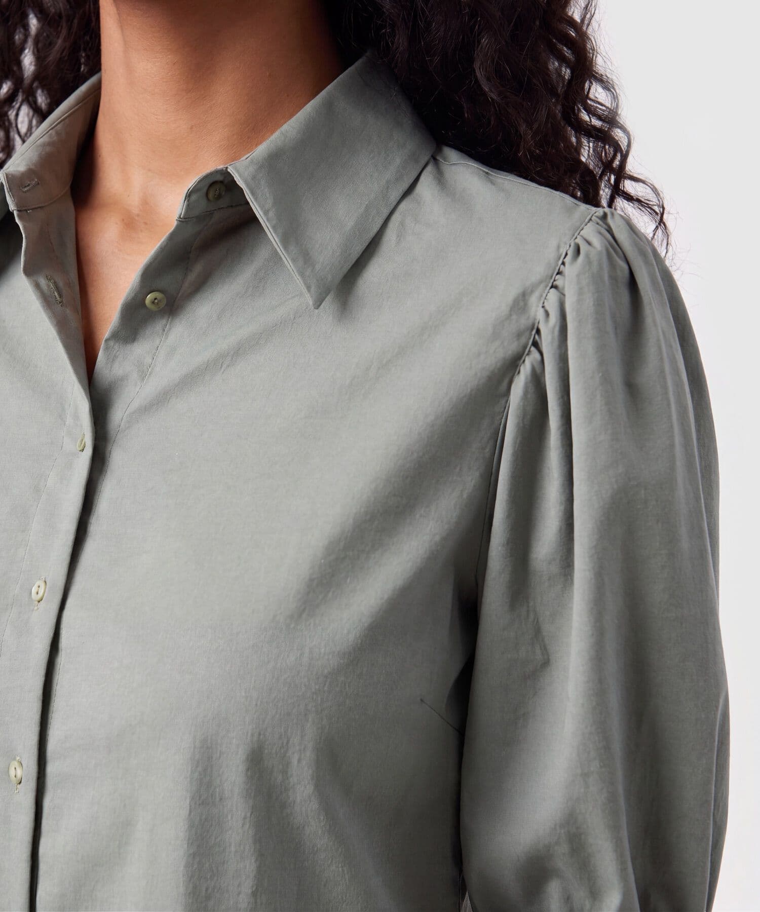 Camisa Julieta de Día verde oliva para mujer, vista 3