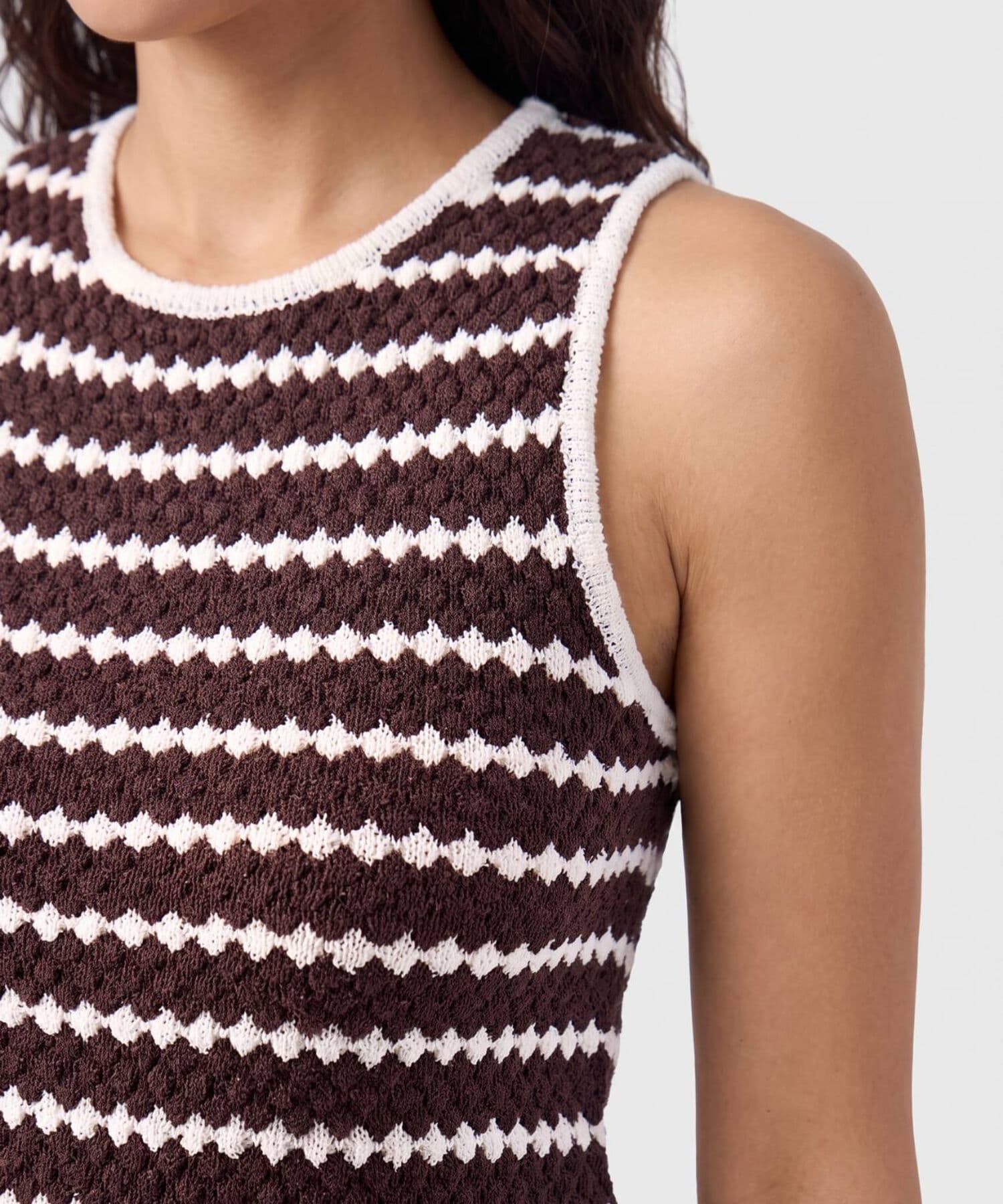 Camiseta Serena Clásico café para mujer, vista 3