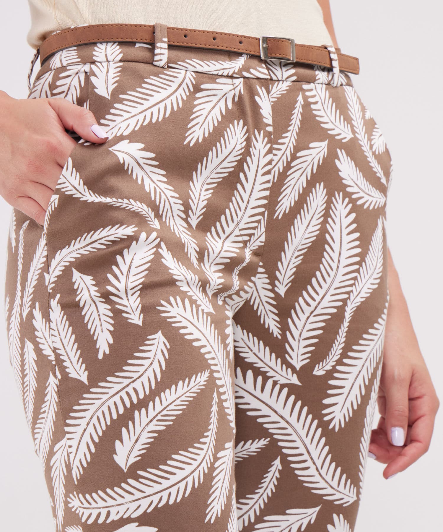 Pantalón Valentina Esencial café para mujer, vista 3