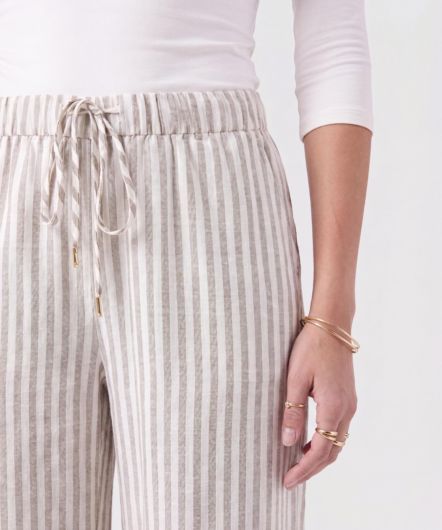 Pantalón Cauce Texturizado café para mujer, vista 3