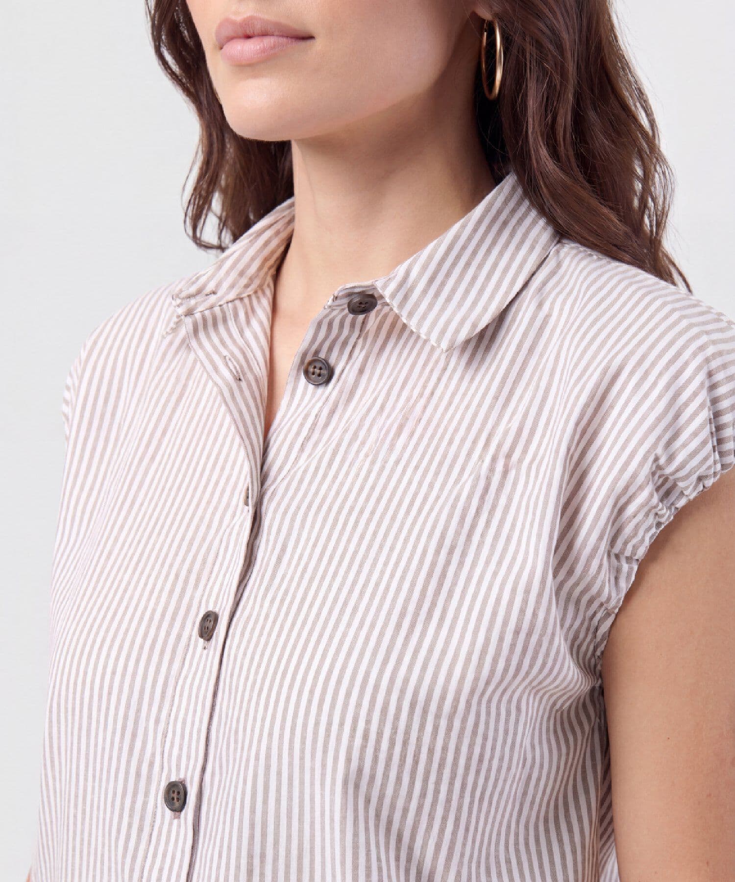 Camisa Cauce Texturizado café para mujer, vista 3