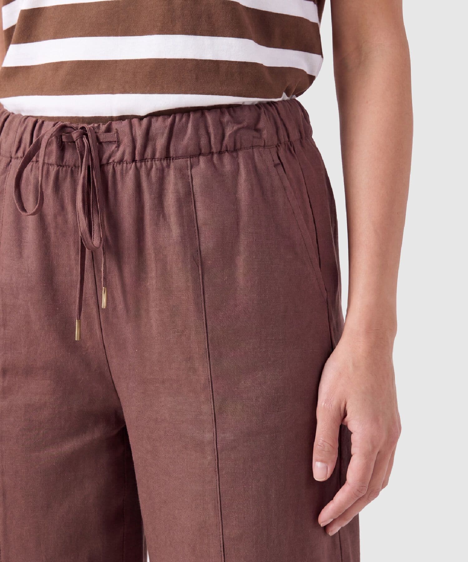 Bermuda Cedro Fluido café para mujer, vista 3