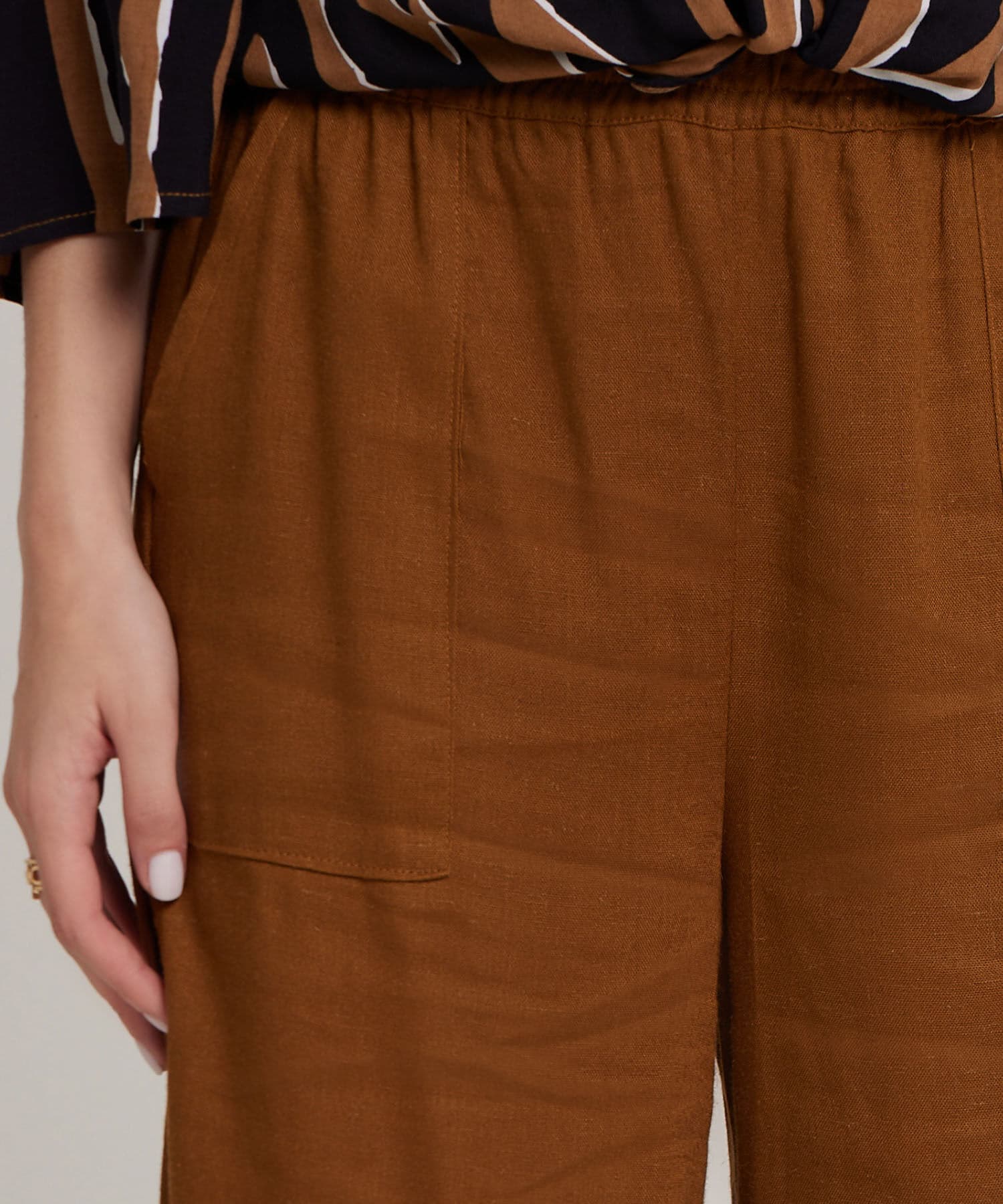 Pantalón Carmín Edición Índigo café para mujer, vista 3