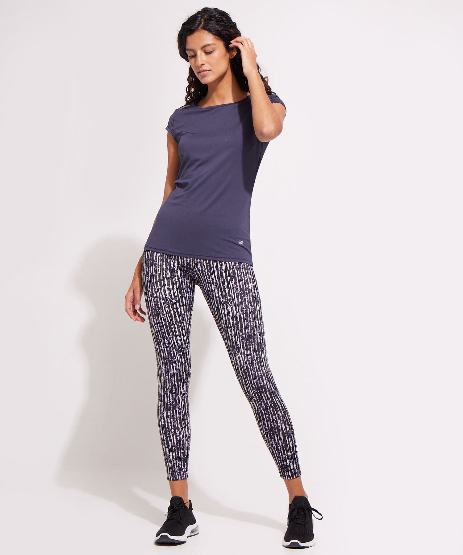 Prenda deportiva Selva Minimalista gris humo para mujer, vista principal
