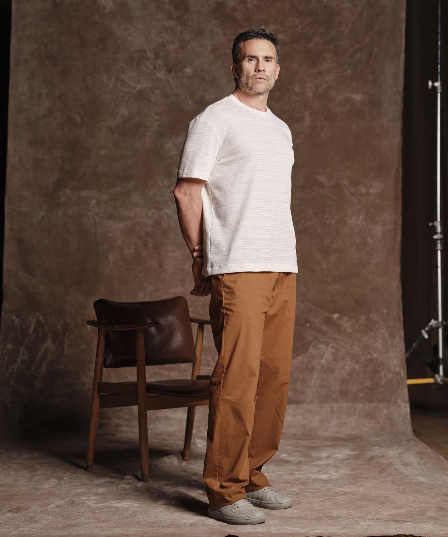 Pantalón Sabana Esencial café para hombre, vista principal