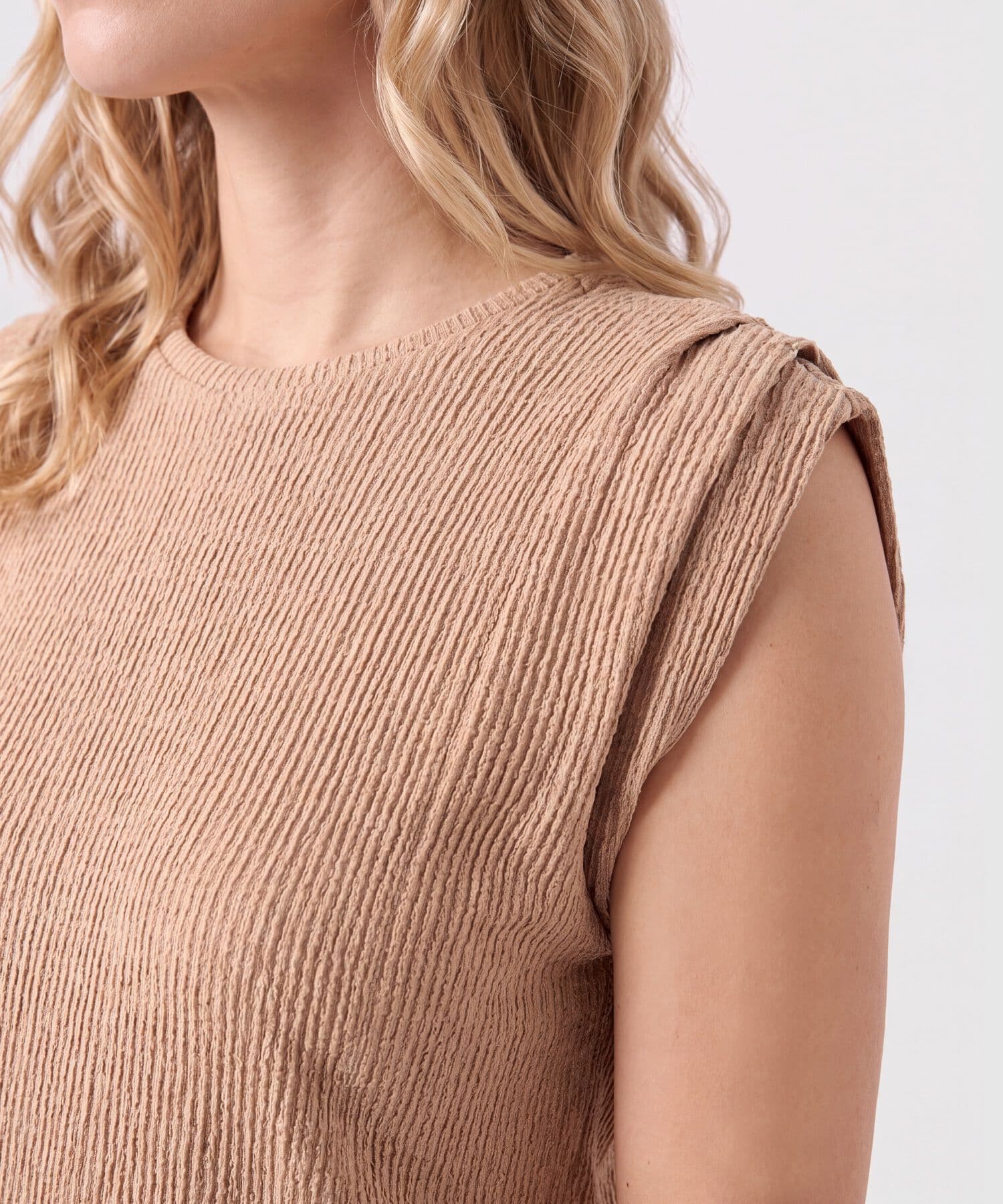 Camiseta Oliva Edición Índigo café para mujer, vista 3