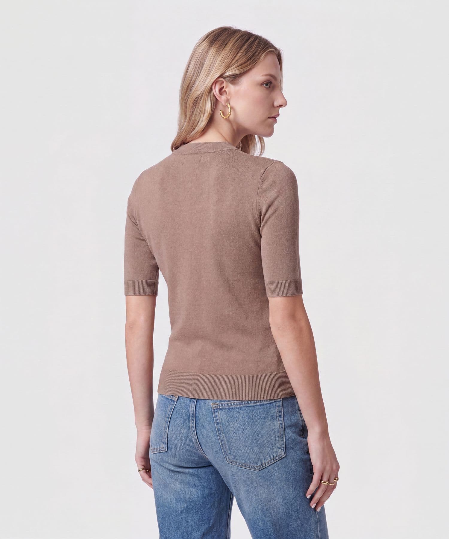 Camiseta Emilia Minimalista café para mujer, vista 4