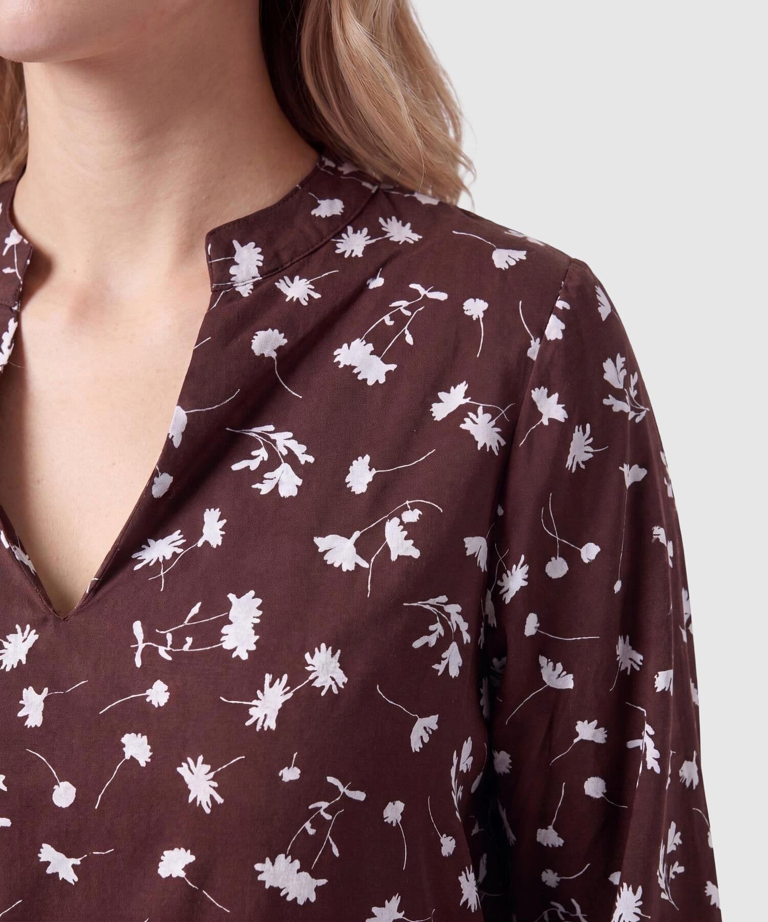 Blusa Valentina Minimalista café para mujer, vista 3