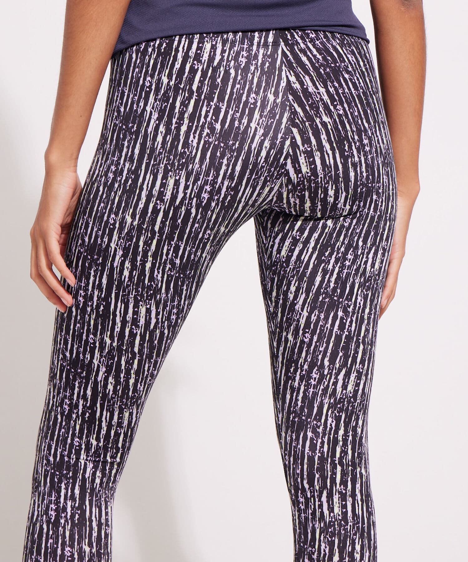 Prenda deportiva Selva Minimalista gris humo para mujer, vista 4