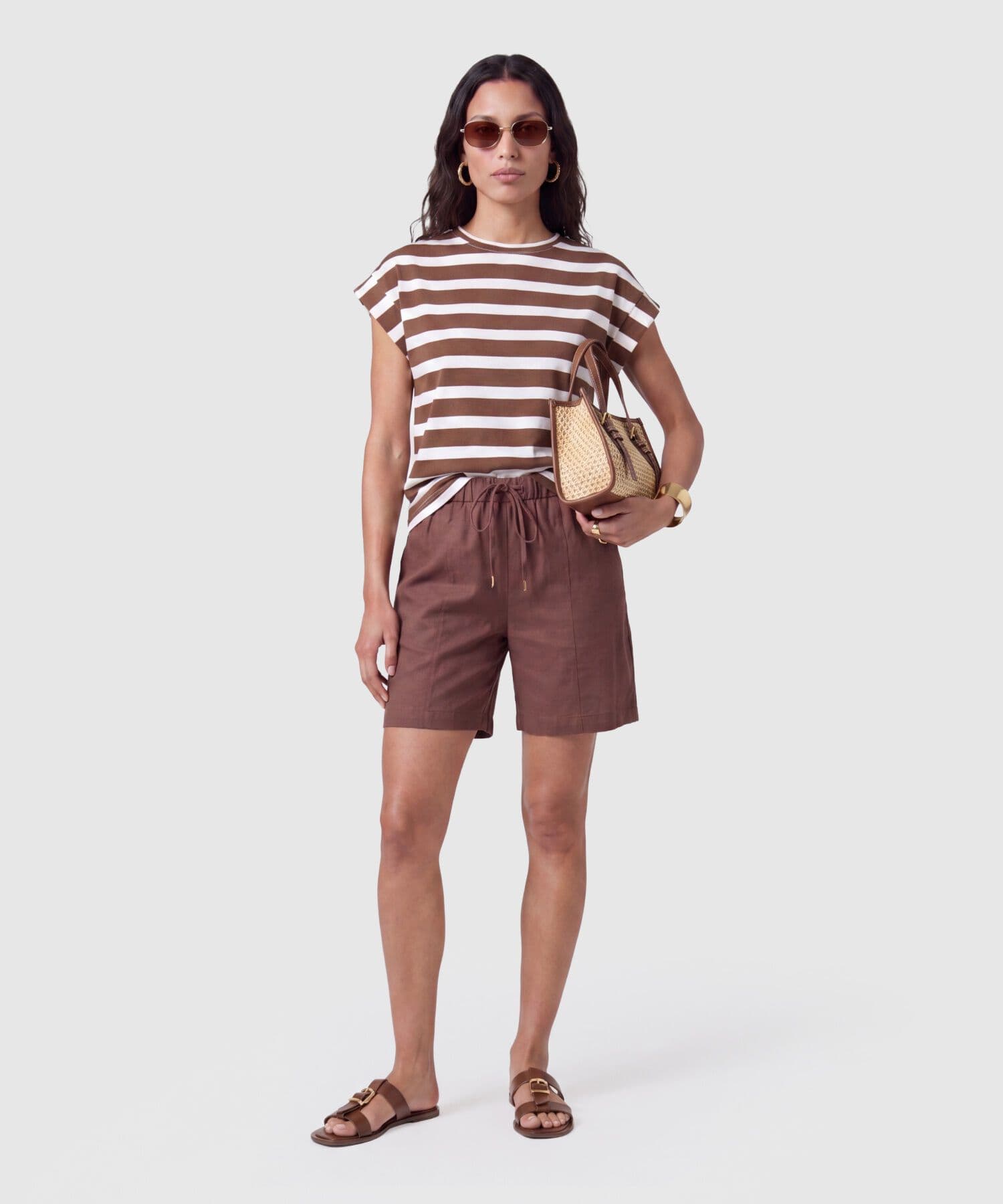 Bermuda Cedro Fluido café para mujer, vista 2