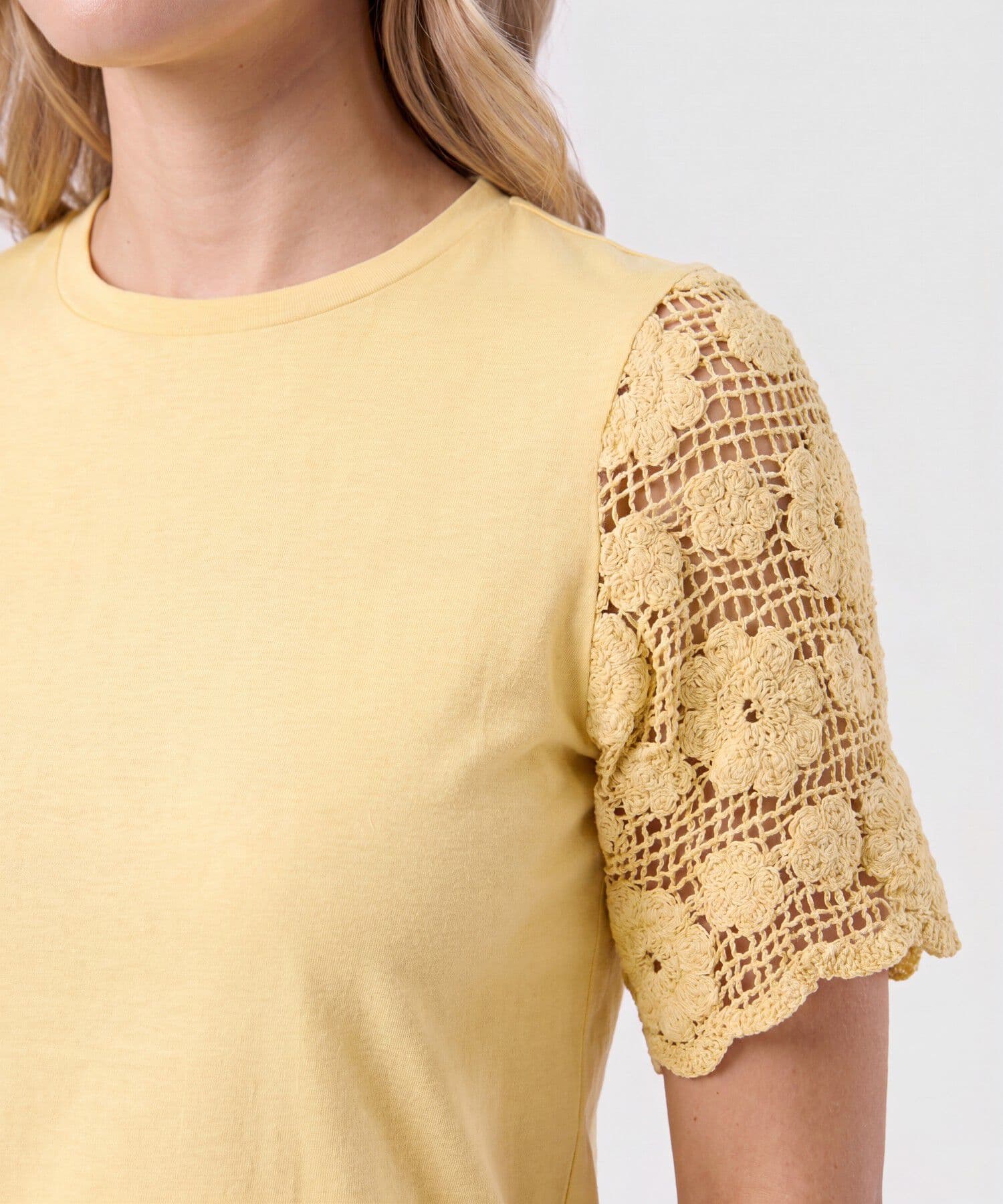 Camiseta Dorada Minimalista vinotinto para mujer, vista 3