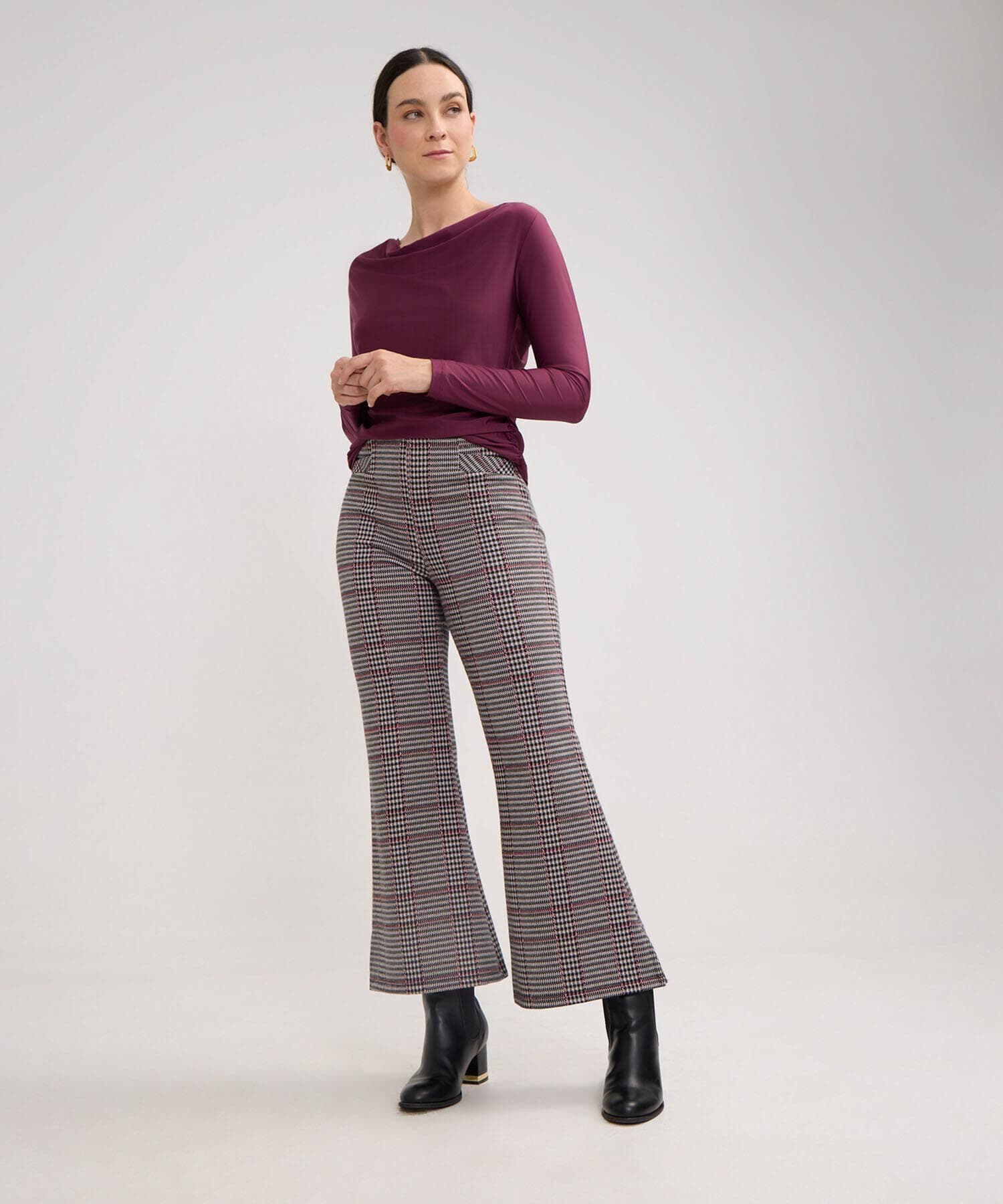 Camiseta Carmín de Ciudad gris humo para mujer, vista 2
